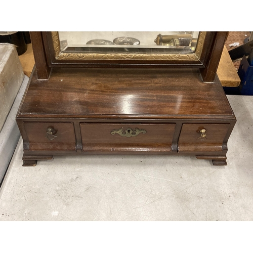 10 - AN 18TH CENTURY MAHOGANY DRESSING TABLE MIRROR WITH THREE DRAWERS, BEVEL EDGE MIRROR WITH GILT TRIM