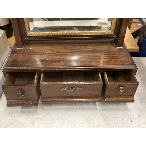 10 - AN 18TH CENTURY MAHOGANY DRESSING TABLE MIRROR WITH THREE DRAWERS, BEVEL EDGE MIRROR WITH GILT TRIM