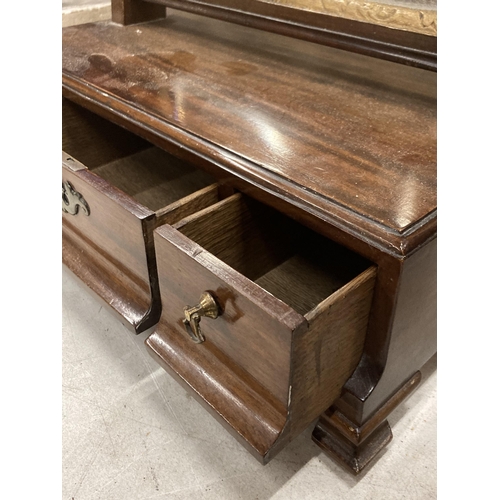 10 - AN 18TH CENTURY MAHOGANY DRESSING TABLE MIRROR WITH THREE DRAWERS, BEVEL EDGE MIRROR WITH GILT TRIM