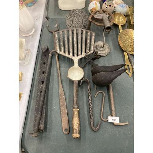 100 - VARIOUS VINTAGE ITEMS TO INCLUDE AN INGOT WIRE MOLD, TRIVETS, HOOKS, MEAT JACKS, CRIMPING IRON ETC