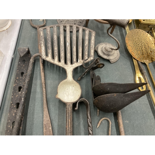 100 - VARIOUS VINTAGE ITEMS TO INCLUDE AN INGOT WIRE MOLD, TRIVETS, HOOKS, MEAT JACKS, CRIMPING IRON ETC