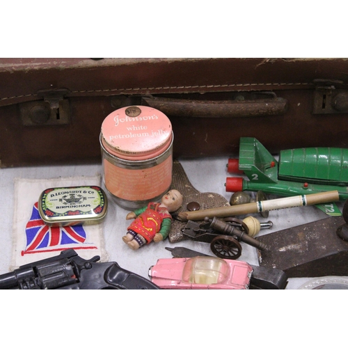 218 - A VIJNTAGE CASE CONTAINING A QUANTITY OF COLLECTABLES TO INCLUDE A CHILD'S LAMP, TOY GUN, SNAIL DOOR... 