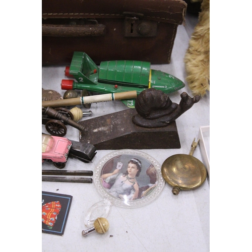 218 - A VIJNTAGE CASE CONTAINING A QUANTITY OF COLLECTABLES TO INCLUDE A CHILD'S LAMP, TOY GUN, SNAIL DOOR... 