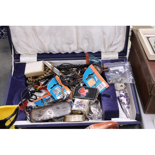 221 - A MIXED LOT OF COLLECTABLE ITEMS TO INCLUDE BADGES, PILL BOXES, VINTAGE CASED SPECTACLES, COSTUME JE... 