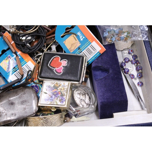 221 - A MIXED LOT OF COLLECTABLE ITEMS TO INCLUDE BADGES, PILL BOXES, VINTAGE CASED SPECTACLES, COSTUME JE... 