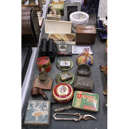 223 - A QUANTITY OF ITEMS TO INCLUDE A VINTAGE CIGARETTE DISPENSER, TRINKET BOXES, BINOCULARS, A NATURECRA... 