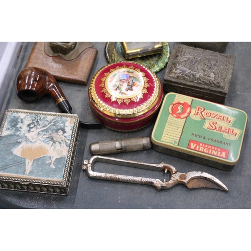 223 - A QUANTITY OF ITEMS TO INCLUDE A VINTAGE CIGARETTE DISPENSER, TRINKET BOXES, BINOCULARS, A NATURECRA... 