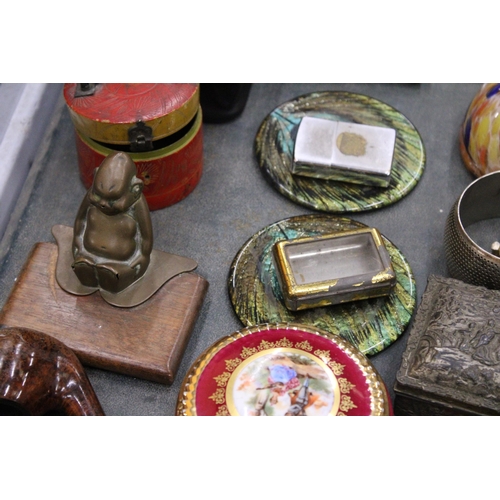 223 - A QUANTITY OF ITEMS TO INCLUDE A VINTAGE CIGARETTE DISPENSER, TRINKET BOXES, BINOCULARS, A NATURECRA... 