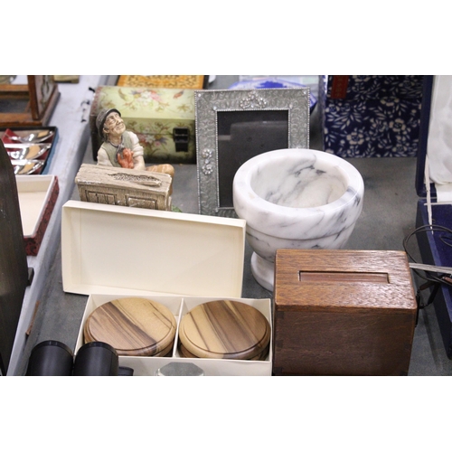 223 - A QUANTITY OF ITEMS TO INCLUDE A VINTAGE CIGARETTE DISPENSER, TRINKET BOXES, BINOCULARS, A NATURECRA... 