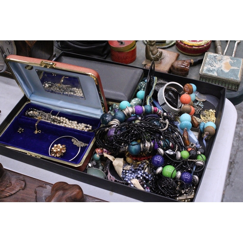 226 - A QUANTITY OF COSTUME JEWELLERY AND BOXES TO INCLUDE BROOCHES, NECKLACES, BANGLES, ETC