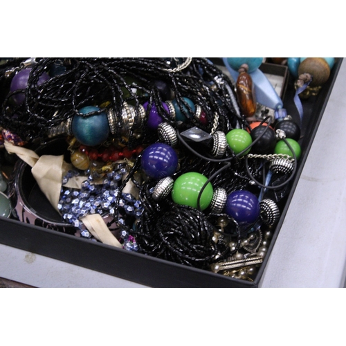 226 - A QUANTITY OF COSTUME JEWELLERY AND BOXES TO INCLUDE BROOCHES, NECKLACES, BANGLES, ETC