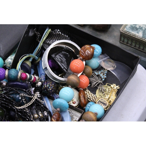 226 - A QUANTITY OF COSTUME JEWELLERY AND BOXES TO INCLUDE BROOCHES, NECKLACES, BANGLES, ETC