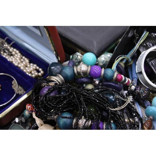 226 - A QUANTITY OF COSTUME JEWELLERY AND BOXES TO INCLUDE BROOCHES, NECKLACES, BANGLES, ETC