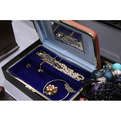 226 - A QUANTITY OF COSTUME JEWELLERY AND BOXES TO INCLUDE BROOCHES, NECKLACES, BANGLES, ETC