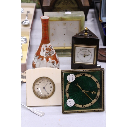 227 - THREE MANTLE CLOCKS TO INCLUDE A GREEN ENAMELLED FACE (WORKING ORDER - NO WARRANTY GIVEN), A VINTAGE... 