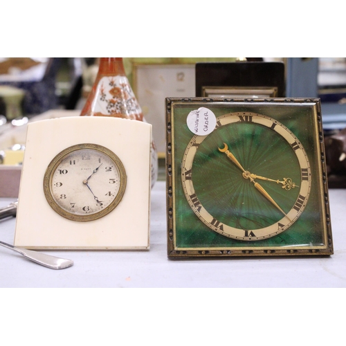 227 - THREE MANTLE CLOCKS TO INCLUDE A GREEN ENAMELLED FACE (WORKING ORDER - NO WARRANTY GIVEN), A VINTAGE... 