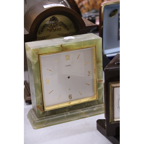 227 - THREE MANTLE CLOCKS TO INCLUDE A GREEN ENAMELLED FACE (WORKING ORDER - NO WARRANTY GIVEN), A VINTAGE... 