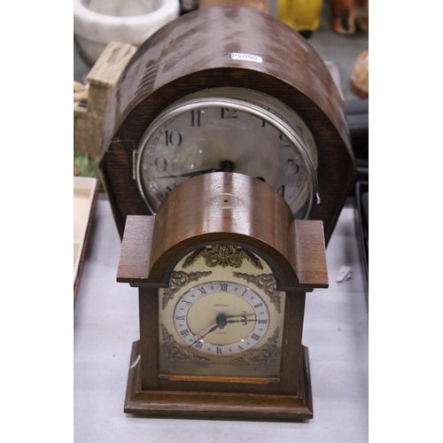 228 - TWO MANTLE CLOCKS TO INCLUDE A VINTAGE MAHOGANY CASED, WITH PENDULUM AND KEY