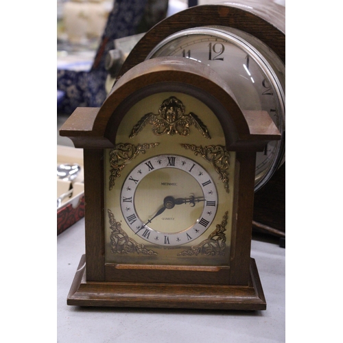 228 - TWO MANTLE CLOCKS TO INCLUDE A VINTAGE MAHOGANY CASED, WITH PENDULUM AND KEY