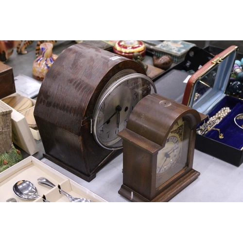 228 - TWO MANTLE CLOCKS TO INCLUDE A VINTAGE MAHOGANY CASED, WITH PENDULUM AND KEY