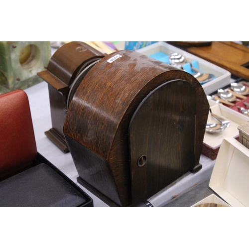 228 - TWO MANTLE CLOCKS TO INCLUDE A VINTAGE MAHOGANY CASED, WITH PENDULUM AND KEY