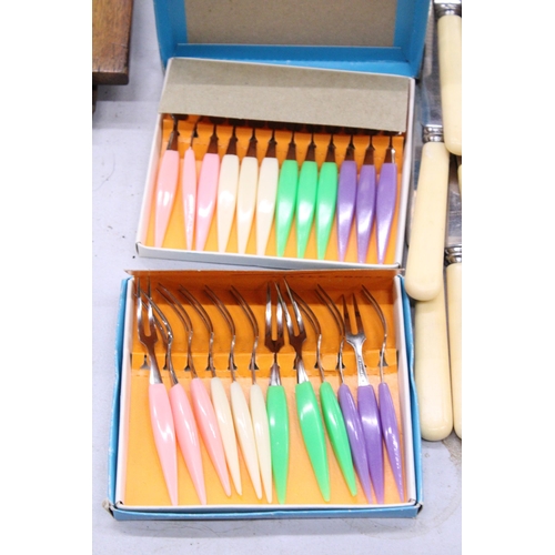 229 - A QUANTITY OF BOXED AND UNBOXED FLATWARE