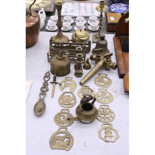 231 - A COLLECTION OF BRASSWARE TO INCLUDE HORSE BRASSES, CANDLESTICKS, ETC