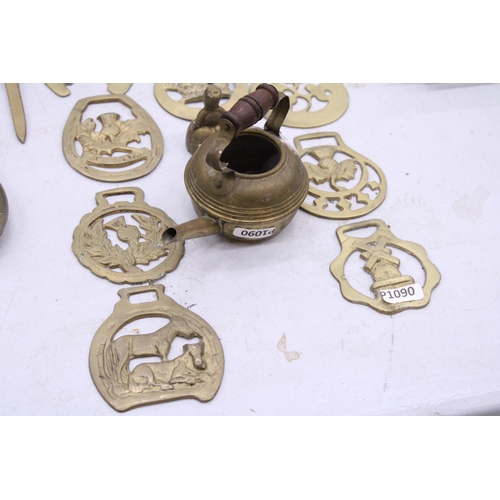 231 - A COLLECTION OF BRASSWARE TO INCLUDE HORSE BRASSES, CANDLESTICKS, ETC