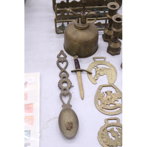 231 - A COLLECTION OF BRASSWARE TO INCLUDE HORSE BRASSES, CANDLESTICKS, ETC