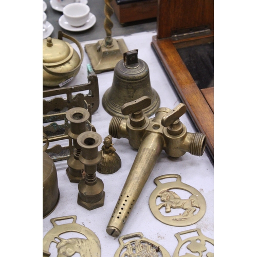 231 - A COLLECTION OF BRASSWARE TO INCLUDE HORSE BRASSES, CANDLESTICKS, ETC