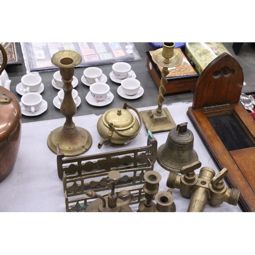 231 - A COLLECTION OF BRASSWARE TO INCLUDE HORSE BRASSES, CANDLESTICKS, ETC