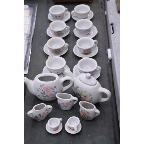 236 - A CHILD'S TOY TEASET WITH TEAPOTS, CUPS, SAUCERS, ETC