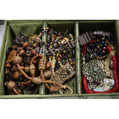 275 - A QUANTITY OF COSTUME JEWELLERY IN A FLORAL BOX TO INCLUDE NECKLAES, BRACELETS, BROOCHES, ETC PLUS E... 