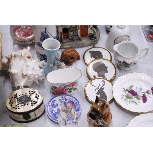 277 - A MIXED LOT TO INCLUDE VASES, ANIMAL FIGURES, SMALL SILHOUETTES, PIN TRAYS, PAPERWEIGHTS, ETC