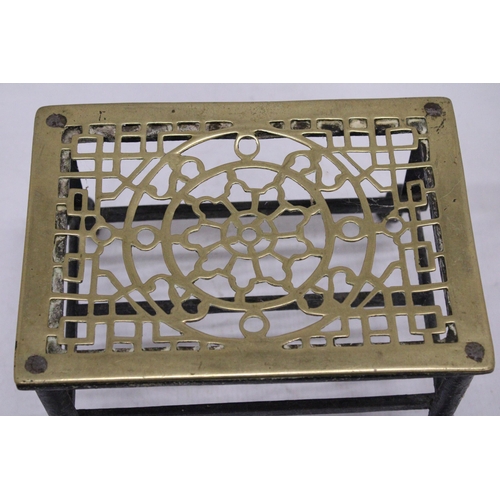 287 - A VINTAGE BRASS AND CAST TRIVET ON LEGS