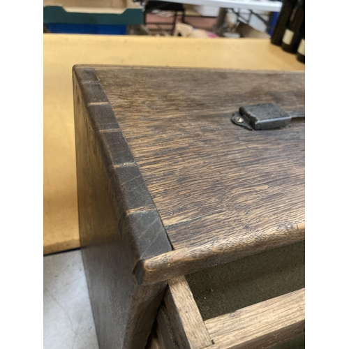 30 - AN OAK CABINET WITH FOUR INNER DRAWS AND A CARRY STRAP