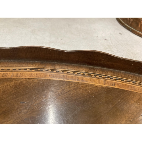 41 - AN OVAL INLAID TRAY WITH PIE CRUST EDGE LENGTH 72CM