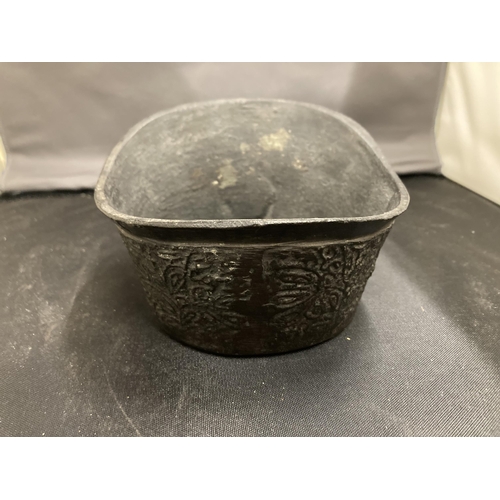 83 - AN 18TH CENTURY CHINESE BRONZE SILK PAN IRON. THE OUTSIDE IS DECORATED WITH RAISED PATTERNING OF SCR... 