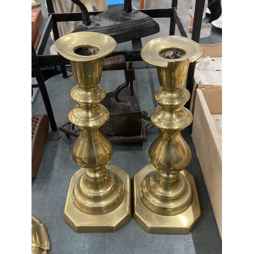 92 - EIGHT CIRCA 18TH CENTURY BRASS CANDLESTICKS TO INCLUDE THREE PAIRS AND TWO CHAMBER STICKS