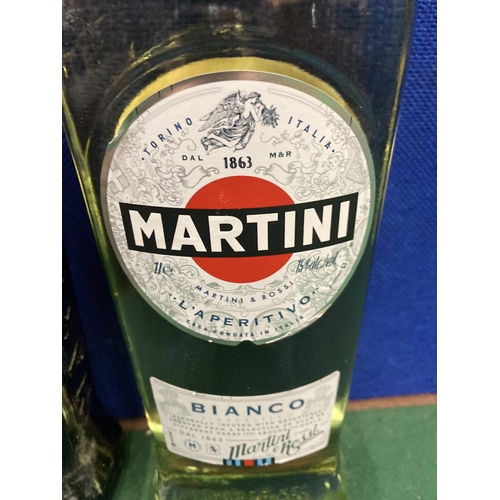 369 - A 1L BOTTLE OF MARTINI BIANCO TOGETHER WITH A 750ML BOTTLE OF MARTINI ROSSO