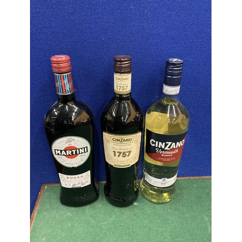 370 - TWO BOTTLES OF CINZANO VERMOUTH ROSSO 1757 AND VERMOUTH BIANCO 1L AND 100CL TOGETHER WITH A 1L BOTTL... 