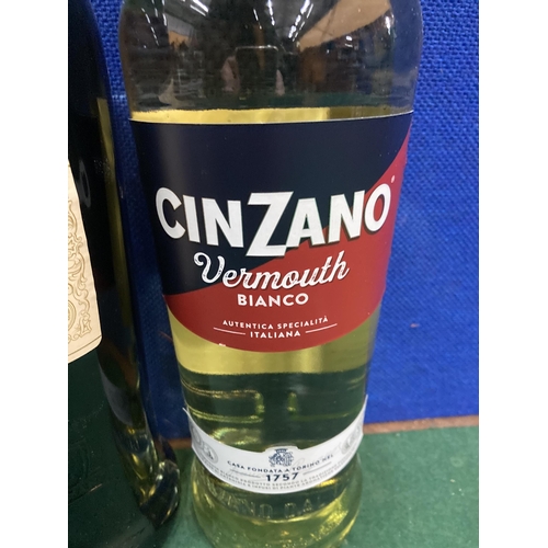 370 - TWO BOTTLES OF CINZANO VERMOUTH ROSSO 1757 AND VERMOUTH BIANCO 1L AND 100CL TOGETHER WITH A 1L BOTTL... 