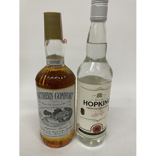 492 - A 75CL BOTTLE OF SOUTHERN COMFORT LIQUEUR SPIRIT TOGETHER WITH A 70CL BOTTLE OF OLD HOPKINS WHITE RU... 