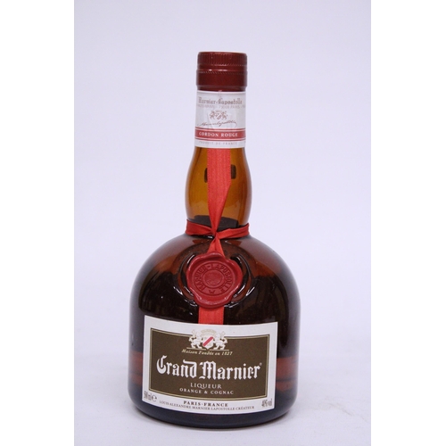 545 - THREE BOTTLES TO INCLUDE A 500ML BOTTLE OF GRAND MARNIER LIQUEUR, FINE RUBY SHOOTING PORT (75 CL) AN... 