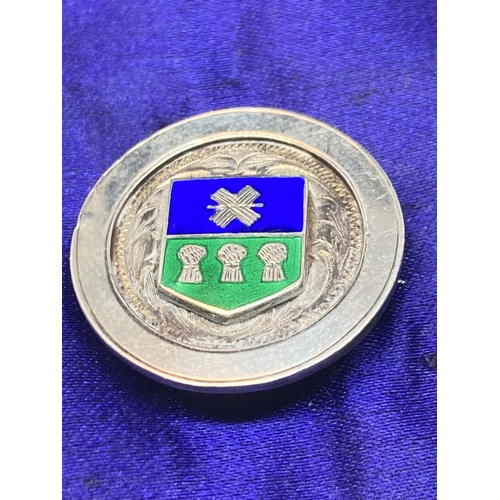 605 - A HALLMARKED BIRMINGHAM SILVER BADGE WITH ENAMEL SHIELD IN A PRESENTATION BOX