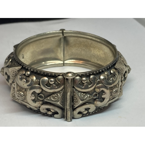 697 - A VINTAGE HEAVY INDIAN BANGLE MARKED ALP WITH PIN CLASP