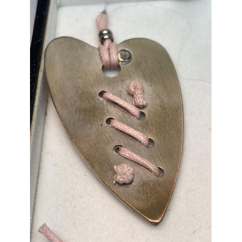 699 - A GERNWAITH MENAI JEWELLERY NECKLACE WITH A MARKED SILVER HEART SHAPED PENDANT IN A PRESENTATION BOX