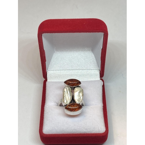 702 - A MARKED SILVER RING WITH BIWA PEARL AND AMBER STONES SIZE N IN A PRESENTATION BOX