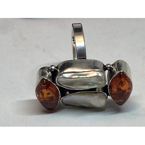 702 - A MARKED SILVER RING WITH BIWA PEARL AND AMBER STONES SIZE N IN A PRESENTATION BOX