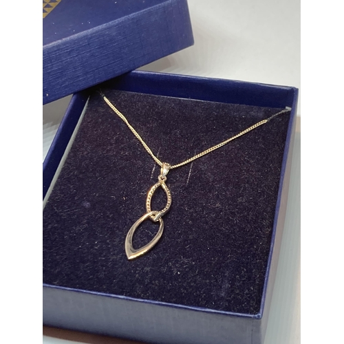 714 - A MARKED SILVER NECKLACE AND PENDANT IN  A PRESENTATION BOX